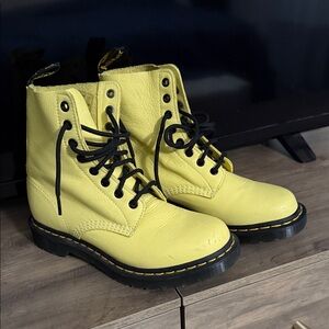 Dr Martens Lemon Yellow Pascal Virginia Leather Lace-Up Boots Size 8